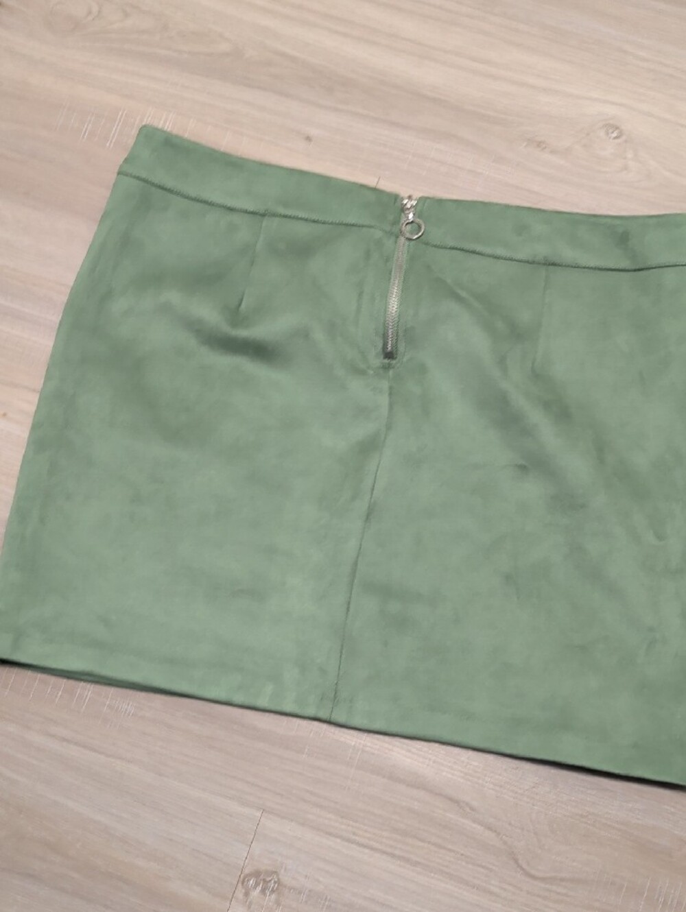 Vero Moda- Size XXL Sage Green Suede-Look Mini Skirt Silver Zipper Back NWT - Picture 3 of 8
